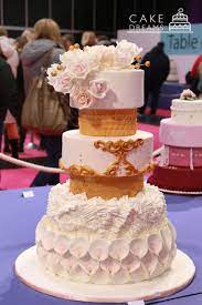 Asiatische küchenmesser von bester qualität: Diese Ausgefallene Hochzeitstorte Auf Der Cake Dreams Messe In Dortmund In Weiss Rosa U Ungewohnliche Hochzeitstorten Hochzeitstorte Hochzeitstorte Ausgefallen