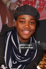 48 Victoria Justice And Leon Thomas Autograph Signing Stock Photos,  High-Res Pictures, and Images