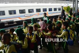 Gambar kereta api untuk anak tk. Kai Daop 2 Ajak Murid Tk Mendongeng Di Kereta Republika Online