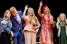 Die alte königin tritt ab, es lebe der neue könig: Maxima Und Willem Alexander Der Niederlande Das Gute Laune Paar Vom Deich Panorama Stuttgarter Zeitung
