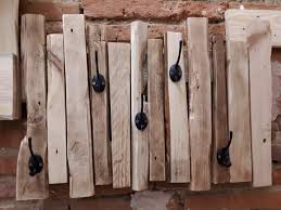 Porte Manteaux Ou Porte Serviettes En Bois De Palettes Avec 5 Pateres Metalliques 28 Euros Sur Etsy Il Est Ponce Teinte Au Brou De Noix Puis Bathroom Hooks