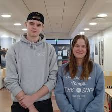 Edwin Karlsson och Veronika Laurén, studerande vid @kimitoonsgymnasium  önskar mer lokalhistoria i undervisningen. Är det möjligt att förverkliga?  Läs Annonsbladet! Edwin Karlsson ja Veronika Laurén, opiskelijoita  Kimitoöns gymnasium-lukiossa toivovat ...