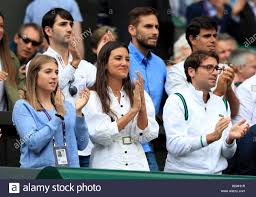 Novak sjajno krenuo pa stao: Ana Bodi Tortosa Verlobter Von Roberto Bautista Agut Am Tag Elf Der Wimbledon Championships In Der All England Lawn Tennis Und Croquet Club Wimbledon Stockfotografie Alamy