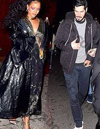How much is rihanna worth? Rihanna Biografie Alter Grosse Vermogen Karriere Einkommensquellen Wohltatigkeit Steuern Vermerke Haus Autos Biografie August 2021