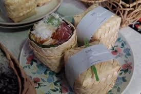 Maka dari itu jika anda berkunjung ke kota tasikmalaya, taka da salahnya untuk mencoba beberapa kuliner khasnya yang memiliki rasa yang menggugah selera tentunya. Warna Warni Jajanan Pasar Yang Akan Membuatmu Bernostalgia
