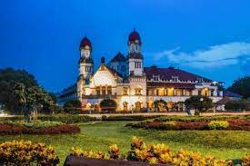 Currently the old building has undergone a stage of conservation and revitalization carried out by the unit preservation of objects and historic buildings of pt kereta api company. Sejarah Lawang Sewu Wisata Semarang Yang Penuh Misteri