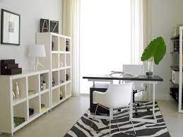 Pakai sekat untuk staf atau. Desain Ruang Kantor Kecil Manfaatkan Sisa Ruang Yang Ada Di Rumah Interiordesign Id