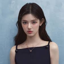 Danielle Marsh's Instagram, Twitter & Facebook