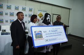 This is just a fun tool.no claim is made on your luck! Un Ganador De La Loteria Recoge Su Premio Millonario Con Una Mascara De Scream Rt
