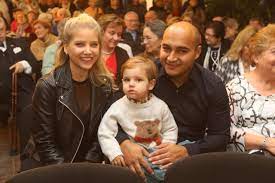 Check spelling or type a new query. Szabo Zsofi Volt Ferje Nem Sokaig Kesergett Itt Talalta Meg A Szerelmet