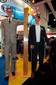 Statue Of The Tallest Man In History Left Standing Next To Tallest Man In The World Today Futuristspeaker Com Tall Guys Giant People Guys