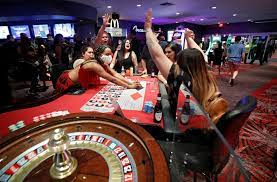 Here are 12 of our favorite casino hotels where guests can roll the dice, eat like royalty, party like celebs and take in some unforgettable views. Shocking Video Shows Crowded Las Vegas Casino On Reopening Day