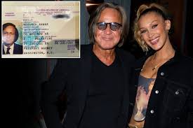 Bella hadid got a platinum blonde pixie cut to watch a virtual fashion show. Instagram Apologizes To Bella Hadid For Removing Pic Of Her Dad S Passport