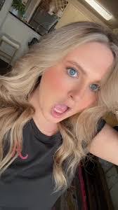 Amanda Saxer's Instagram, Twitter & Facebook