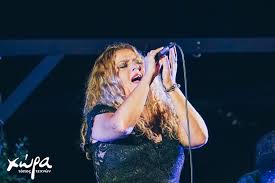She used to sing at her father's tavern as a teenager. Festibal Oiths Me Mia Kefath Kai Aisiodo3h Elenh Tsaligopoyloy Apoxairethsame To Kalokairi Mag24