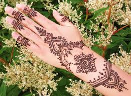 Girls and women of the current age are very interested in applying the mehndi designs on the front and back. Best Stylish And Fashionable Mehndi Designs Easy And Trending Mehndi