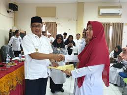 Setelah itu baru ditanda tangani dan diundangkan. Bupati Aceh Barat Menyerahkan Sk Bidan Se Wilayah Kerja Puskesmas
