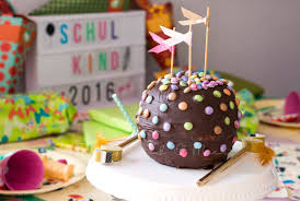 Nach dem backen den kuchen direkt aus der form lösen und mit hilfe des backpapiers auf ein kuchenrost schieben. Rezept Pinata Kuchen Rezepte Fur Familien Kreatives Essen Baby Kind Und Meer