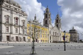 Its dimensions are so huge that it dwarfs the city. Convent And Palace Of Mafra 2 Around Lisbon Geography Im Austria Forum