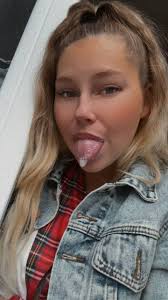 Situation amoureuse : célibataire Âge : 18 Nombre d'enfant : 8 Origine :  française 🇫🇷 Nombre d'ex : 0