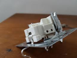 Busch jaeger up unterputz / electrical outlet installation tutorial instruction for. Doppelsteckdose Von Busch Jager Installieren Doch Wo Kommen Die Kabel Rein Bei Den Alten Steckdosen Ist Mir Das Klar Aber Bei Dieser Siehe Abb 1 4 Elektrik Steckdose