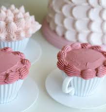 Genauso wie in unseren tipps beschrieben, können sie auch cupcakes, kekse und anderes gebäck anrichten und verzieren. Torten Verzieren Mit Spritzbeutel Tullenarten Anleitungen Torten Verzieren Tortendeko Verzieren