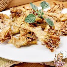 Per preparare i fiori di zucca fritti in pastella croccante incominciare con il pesare la farina in una ciotola, unire il pizzico di sale quindi versare l'acqua freddissima, poco alla volta, mescolando con una frusta a mano, per non formare grumi fino ad ottenere un composto liscio e omogeneo. Carciofi Fritti La Cucina Di Ginetta