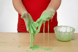 Langkah pertama, tuangkan beberapa sendok makan baking soda ke dalam. Inilah Beberapa Eksperimen Kimia Yang Mudah Dan Menyeronokkan Yang Boleh Anda Lakukan Di Rumah