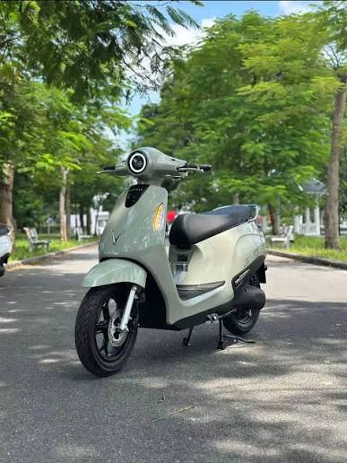 VinFast Evo Grand có thể xem là một phiên bản mở rộng của EVO 200 ra mắt trước đó, sự khác biệt đến từ kích thước dài hơn, yên ngồi cũng đã