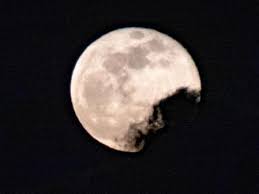 Existe la creencia de que, para sacar una foto de la luna, hay que dejar abierto el obturador mucho rato como en una foto nocturna. Guia Facil Para Fotografiar La Luna Con El Movil O Con Una Camara Compacta