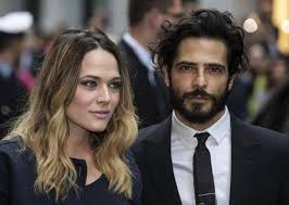 Ama moltissimo il suo lavoro ed è una vera macchina da guerra, disposta a mettersi in gioco e. Marco Bocci Gioca Con Laura Chiatti Emma Marrone Risponde