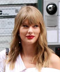 If people want to straighten their curls, we i fear that swift has gone the way of other famed curly like juliana margulies, debra messing, julia. 39 Taylor Swift Hairstyles Hair Cuts And Colors
