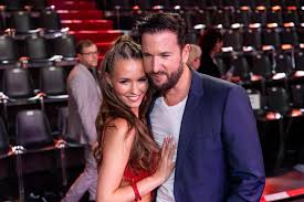 Laura muller gives michael wendler a new car en24 news. Michael Wendler Er Postet Ein Sexy Poolbild Mit Laura Muller Brigitte De