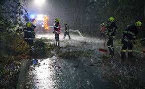 Die unwetterwarnungen der zamg vom samstag für oberösterreich bewahrheiteten sich. Schweres Unwetter Uber Oberosterreich Fuhrt Zu Hunderten Einsatzen Der Feuerwehren Laumat At