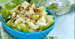 Recette De Salade Regime De Celeri Pomme Et Noix Recette Recette Celeri Recette Celeri Branche Salade Waldorf
