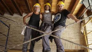 Tres 'albañilas' para levantar un pueblo ladrillo a ladrillo