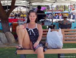 Diese Frau zeigt sich nackt in der Öffentlichkeit - Nackte Frauen Bilder