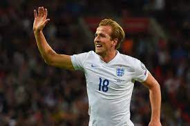 Avec ses cheveux gominés en arrière, sa raie sur le côté, parfois, façon grand, baraqué, propre sur lui, serviable… un peu comme captain america, gringalet devenu super puissant. Harry Kane Named England Captain For World Cup Which Legends Had The Honour Before Him Daily Star