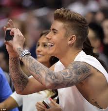 Justin Bieber Treats Patti Mallette To A Mother S Day Kiss I Love Justin Bieber Love Justin Bieber Justin Bieber