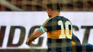 Los jugadores festejan el cumple de boca. Internacional Vs Boca Juniors Carlos Tevez Y Un Emotivo Festejo Con Dedicatoria A Diego Maradona Marca Claro Argentina