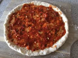 Pizza Mit Tomatensauce Der Perfekte Pizzateig Pizza Rezept Leckerbissen