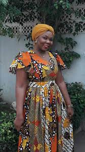 Toute femme africaine devrait avoir au moins un top en pagne wax dans sa garde robe quelque soit le pays où elle vit. Modeles Latest African Fashion Dresses African Fashion Traditional African Fashion