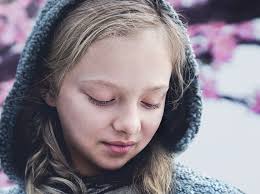 They find the bodies of three soldiers shot in the snow. Hd Wallpaper Girl In Grau Cloak Nova Amiah Miller War For The Planet Of The Apes Wallpaper Flare