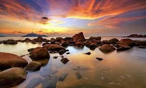 Pantai berjarak kurang lebih 72 km dari kota mataram dan akan menghabiskan waktu selama kurang lebih 90 menit. Inilah 10 Tempat Wisata Menarik Di Kalimantan Barat