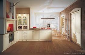 Traditional Antique White Kitchen Cabinets 27 Alno Com Kitchen Design Ideas O Antique White Kitchen Antique White Kitchen Cabinets Kitchen Cabinet Design