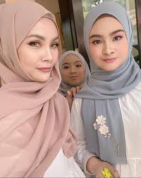 A post shared by noor hayati kamarzaman (@yatie_sendayutinggi) on mar 9, 2017 at 4:35am pst. Yatie Tak Bantah Aturan Jodoh Bonda Rozita Malah Akui Bahagia Dengan Restu Keluarga Nona