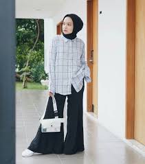 Semakin fashionable, begini 7 cara mix and match pakaian motifmu untuk kamu yang berhijab, sepertinya kemeja putih wajib dimiliki sebagai fashion item yang versatile. Maksimalkan Gayamu Dengan Tampilan Mix And Match Kemeja Oversized Untuk Hijabers