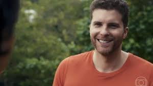 Thiago Fragoso expõe bastidor tenso para beijo em novela da Globo