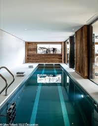 Ce Chalet Grandiose Va Vous Laisser Sans Voix Elle Decoration Piscine Interieure Piscines Interieur Maison Avec Piscine Interieure