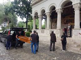 El urma să împlinească pe 29 costin mărculescu a debutat în televiziune în anul 1984, la vârsta de 15 ani, în doua piese tv. Imagini De La Mormantul Lui Costin MÄƒrculescu Ce S A Intamplat Cu Alaiul Cand A Ajuns La Cimitir